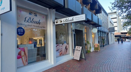Image de Blush Beauty And Threading Bar 2