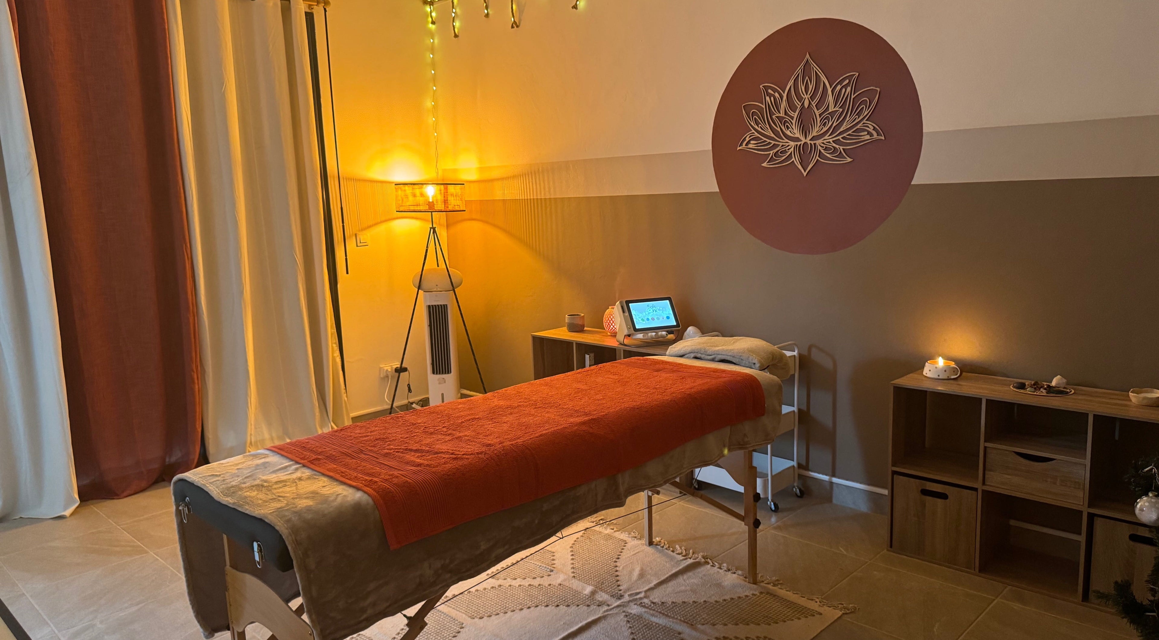 Salle de massage apaisante à Holicare Studio, Fort-de-France, Fort-de-France, MQ avec décoration zen.