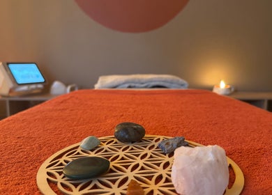 Table de massage avec pierres de bien-être à Holicare Studio, Fort-de-France, MQ.