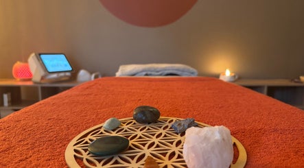 Table de massage avec pierres de bien-être à Holicare Studio, Fort-de-France, MQ.