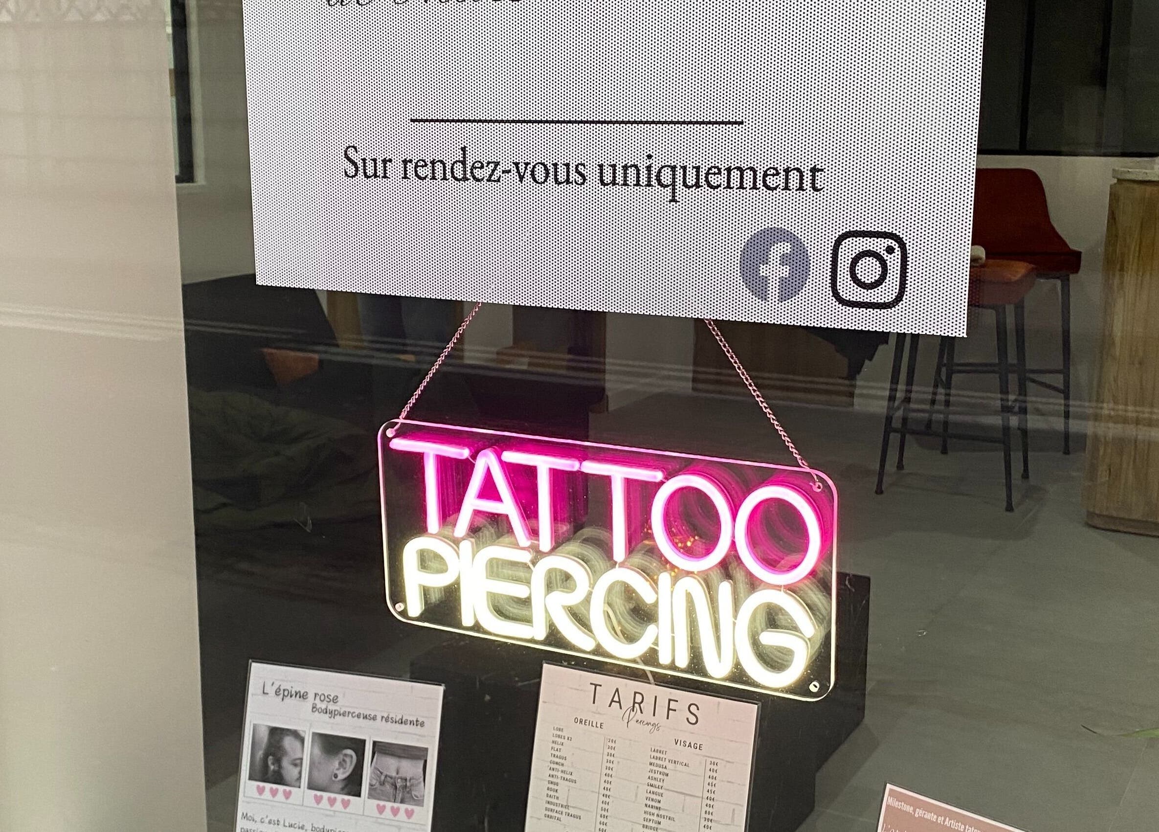 Affiche néon 'Tattoo Piercing' chez L’épine rose à Bruille-saint-amand, Hauts-de-france, FR.