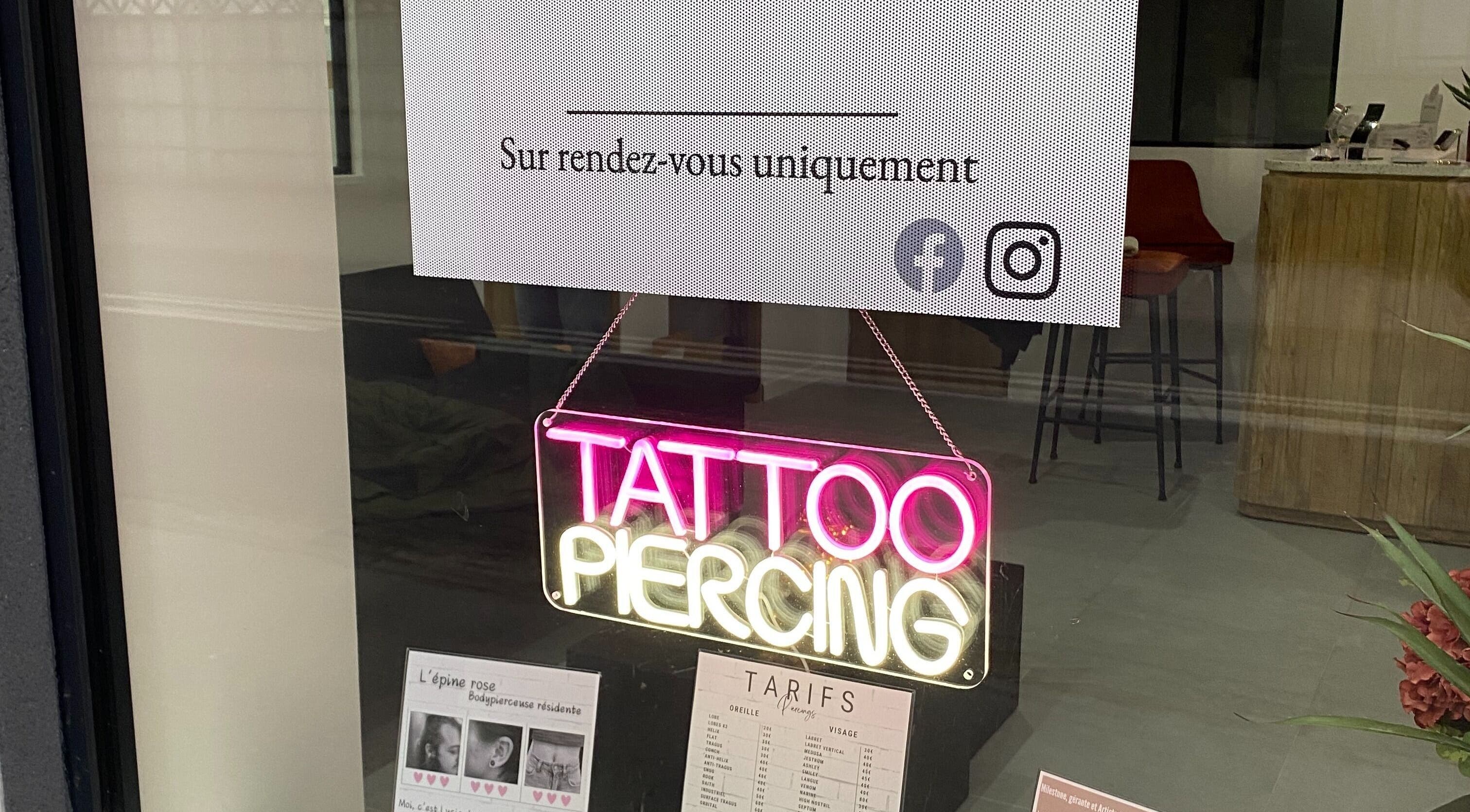 Affiche néon 'Tattoo Piercing' chez L’épine rose à Bruille-saint-amand, Hauts-de-france, FR.