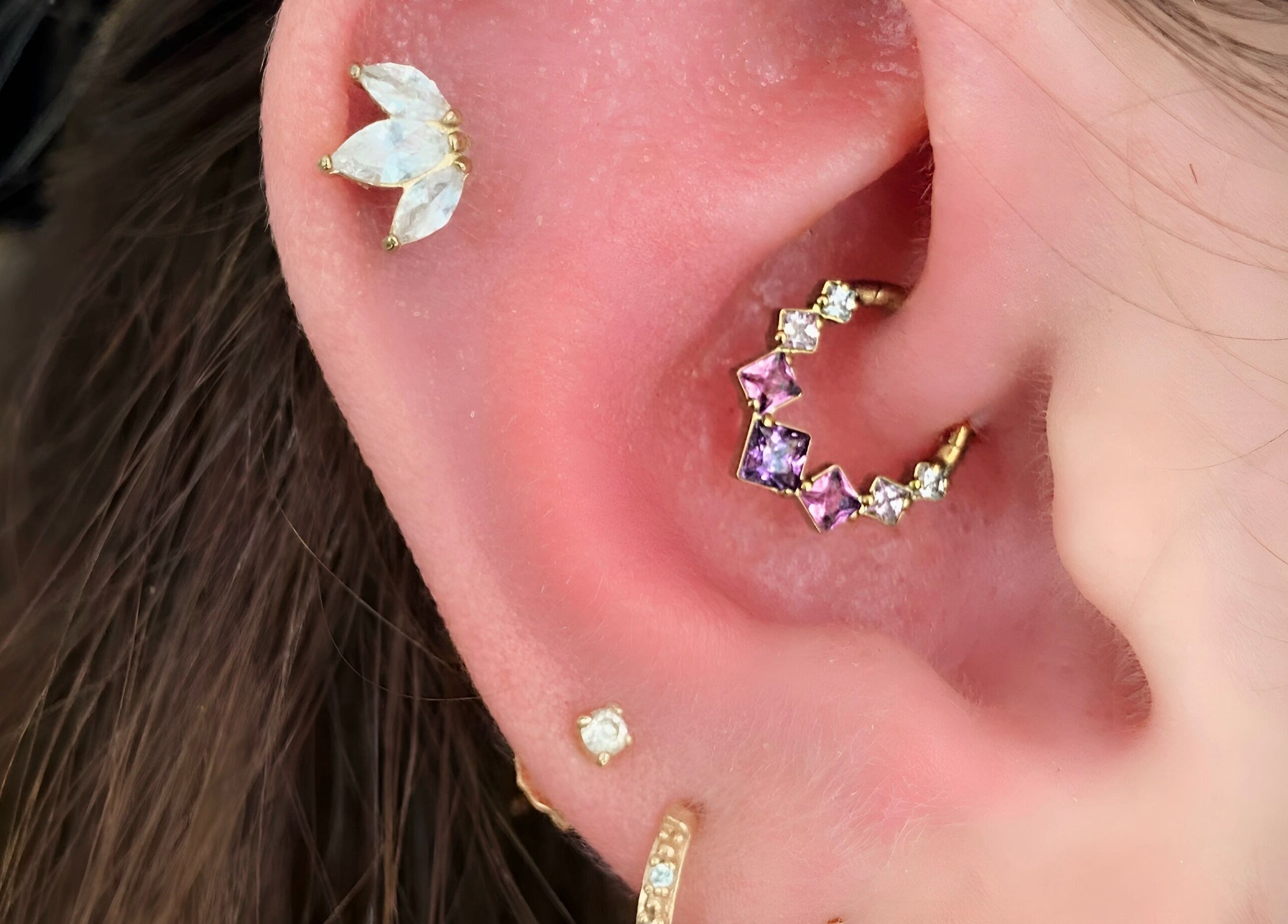 Bijoux d'oreille élégants à L’épine rose | Piercing, Bruille-saint-amand, Hauts-de-france, FR.