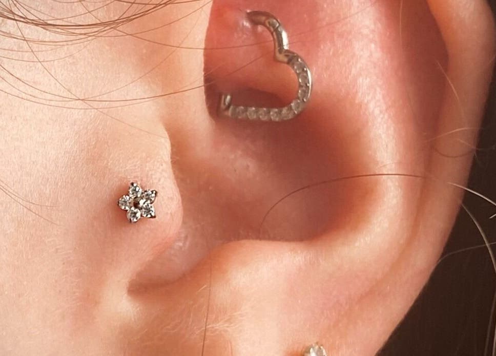 Piercing élégant à L’épine rose, Bruille-saint-amand, Hauts-de-france, FR, décolleté en forme de cœur.