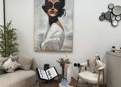 Elegant lounge at Diva beauty shop, Riyadh with chic decor and modern artwork enhancing the ambiance.