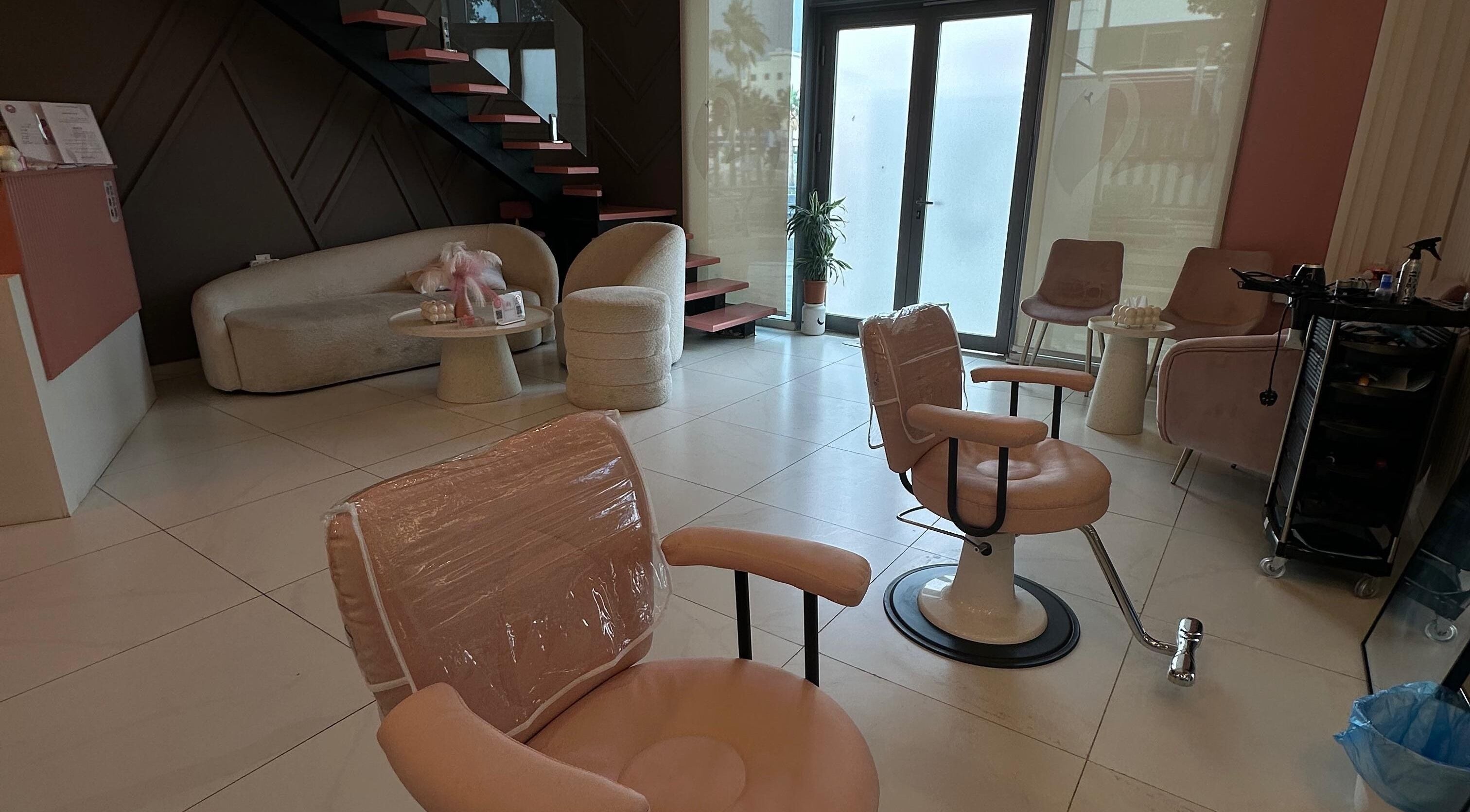 صالون White Swan في جدة، SA يقدم مقاعد مريحة بتصميم أنيق في جو عصري مرتّب.