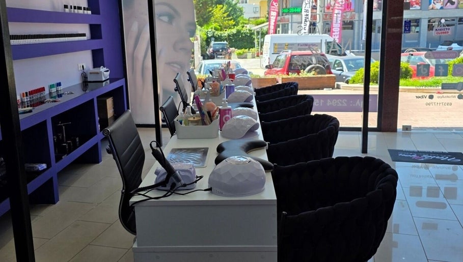 Μοντέρνος χώρος για μανικιούρ στο Nails4you Ραφήνα, Rafina, GR με πολυτελή καθίσματα και εξοπλισμό.