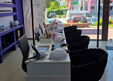 Μοντέρνος χώρος για μανικιούρ στο Nails4you Ραφήνα, Rafina, GR με πολυτελή καθίσματα και εξοπλισμό.