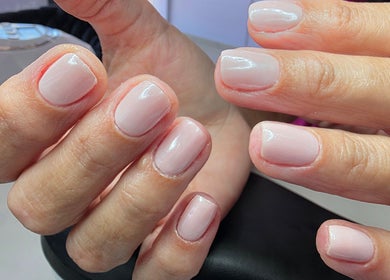 Κομψό μανικιούρ από το Nails4you Ραφήνα, Rafina, GR με απαλή ροζ απόχρωση.