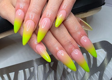 Νεον μανικιούρ στο Nails4you Ραφήνα, Rafina, GR με μοντέρνα στιλέτο σχέδια.