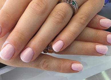 Όμορφα ροζ νύχια στο Nails4you Ραφήνα, Rafina, GR. Ιδανικό για κομψή εμφάνιση.