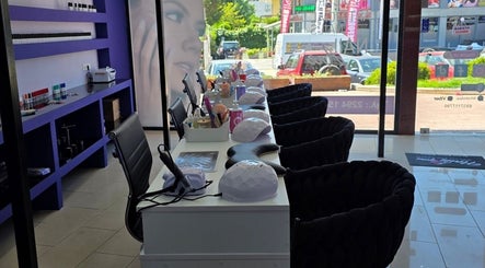 Εσωτερικός χώρος του Nails4you Ραφήνα στην Rafina, GR με πολυτελείς καρέκλες και εξοπλισμό νυχιών.