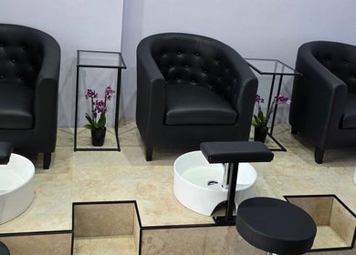 Κομψές μαύρες καρέκλες για πεντικιούρ στο Nails4you Ραφήνα, Rafina, GR. Άνετο περιβάλλον για περιποίηση.