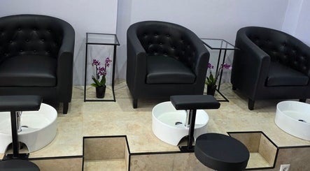 Κομψές μαύρες καρέκλες για πεντικιούρ στο Nails4you Ραφήνα, Rafina, GR. Άνετο περιβάλλον για περιποίηση.