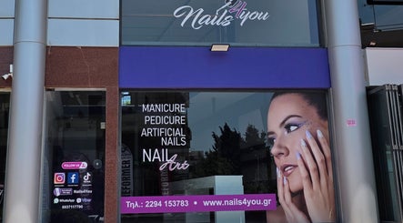 Εξωτερική όψη του Nails4you Ραφήνα, Rafina, GR με πινακίδες για υπηρεσίες μανικιούρ και πεντικιούρ.