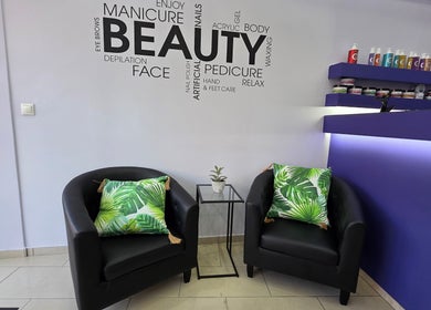 Σαλόνι με αναπαυτικές καρέκλες στο Nails4you Ραφήνα, Rafina, GR.