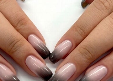 Μανικιούρ ομπρέ σε Nails4you Ραφήνα, Rafina, GR, με κομψό σχέδιο.