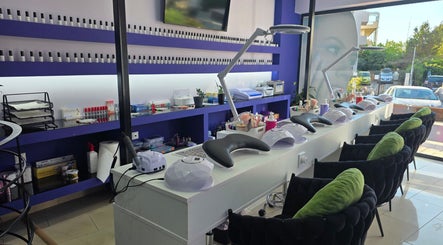 Εσωτερικό Nails4you Ραφήνα με σύγχρονα εργαλεία μανικιούρ σε Rafina, GR.