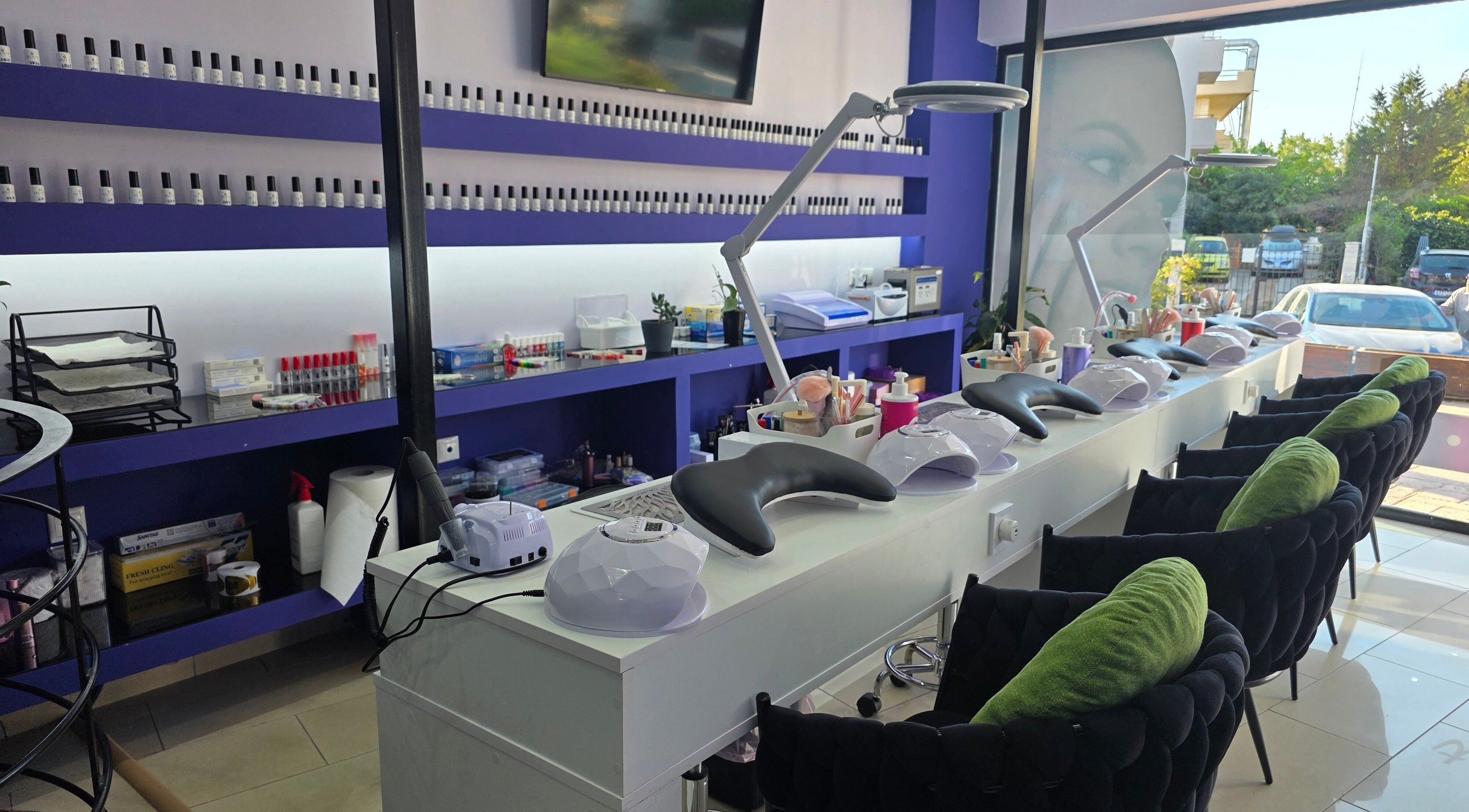 Εσωτερικό Nails4you Ραφήνα στο Rafina, GR με κομψό χώρο περιποίησης νυχιών.