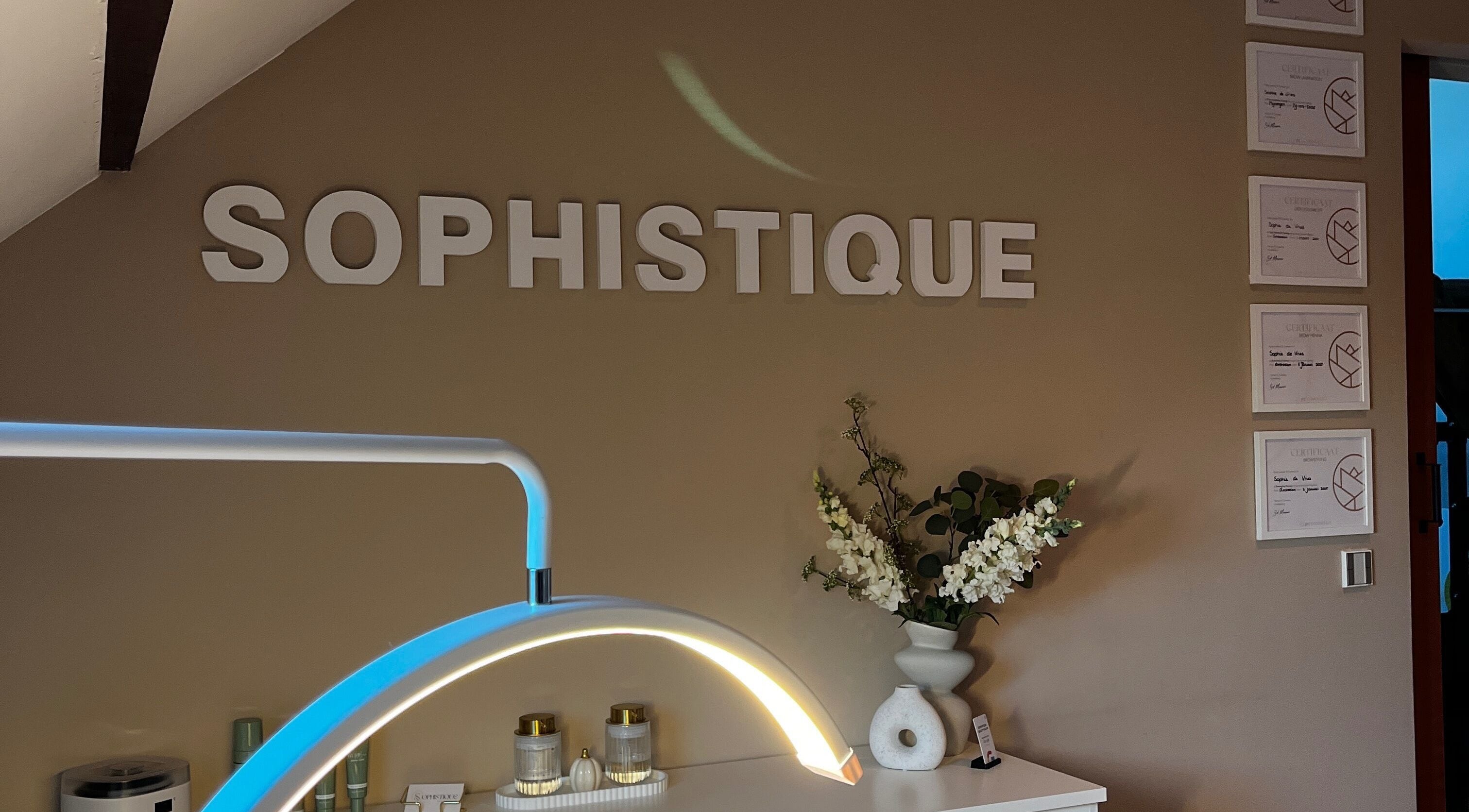 Binnenkant van Sophistique beauty salon in Zuidlaren, Drenthe, NL met moderne inrichting en decoraties.