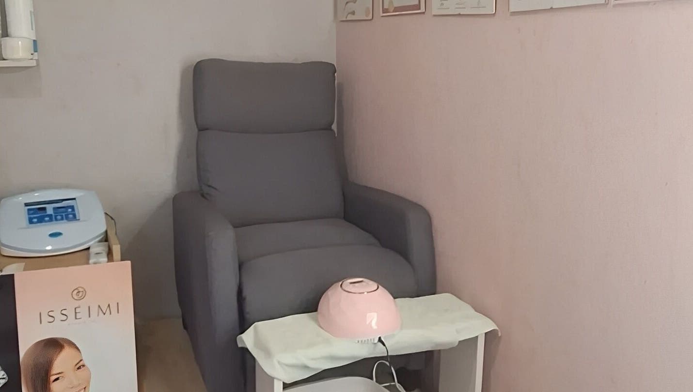 Άνετη πολυθρόνα στη Beauty by Rafaella, Αραδίππου, Λάρνακα, CY για χαλαρωτική εμπειρία ομορφιάς.