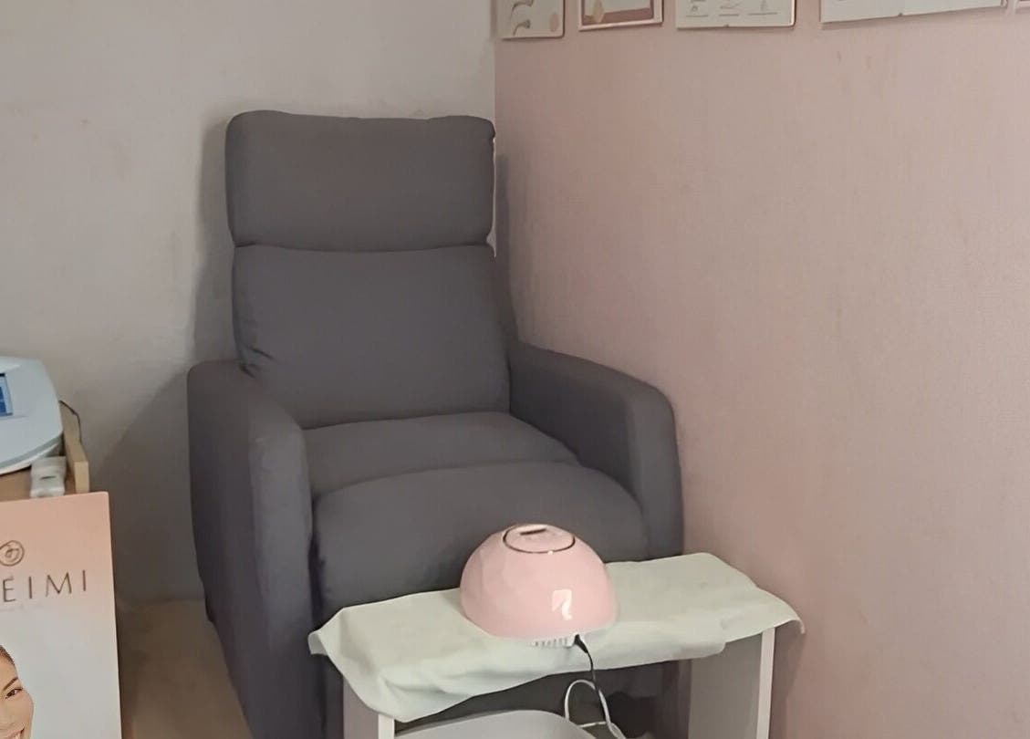 Άνετη πολυθρόνα στη Beauty by Rafaella, Αραδίππου, Λάρνακα, CY για χαλαρωτική εμπειρία ομορφιάς.