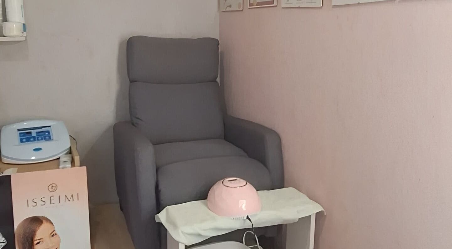 Άνετη πολυθρόνα στη Beauty by Rafaella, Αραδίππου, Λάρνακα, CY για χαλαρωτική εμπειρία ομορφιάς.