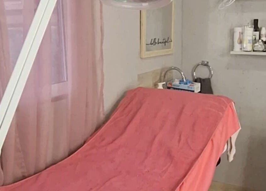 Χώρος θεραπείας στο Beauty by Rafaella, Αραδίππου, Λάρνακα, CY με ροζ διακόσμηση και επαγγελματικό εξοπλισμό.