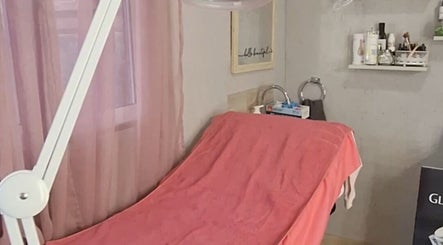 Χώρος θεραπείας στο Beauty by Rafaella, Αραδίππου, Λάρνακα, CY με ροζ διακόσμηση και επαγγελματικό εξοπλισμό.