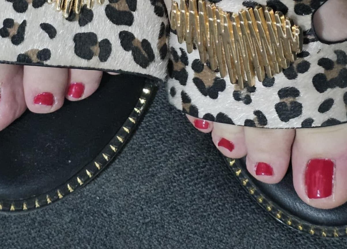 Κομψό πεντικιούρ με κόκκινο βερνίκι στο Beauty by Rafaella, Αραδίππου, Λάρνακα, CY.