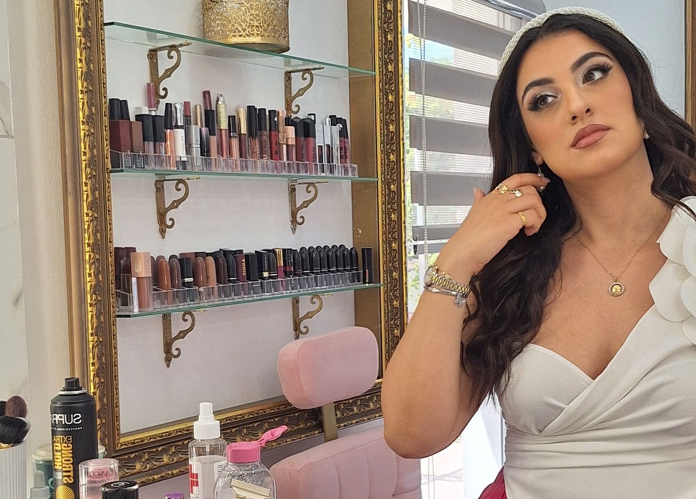 Γυναίκα μακιγιάρεται στο Beauty by Rafaella, Αραδίππου, Λάρνακα, CY με όμορφη διακόσμηση.