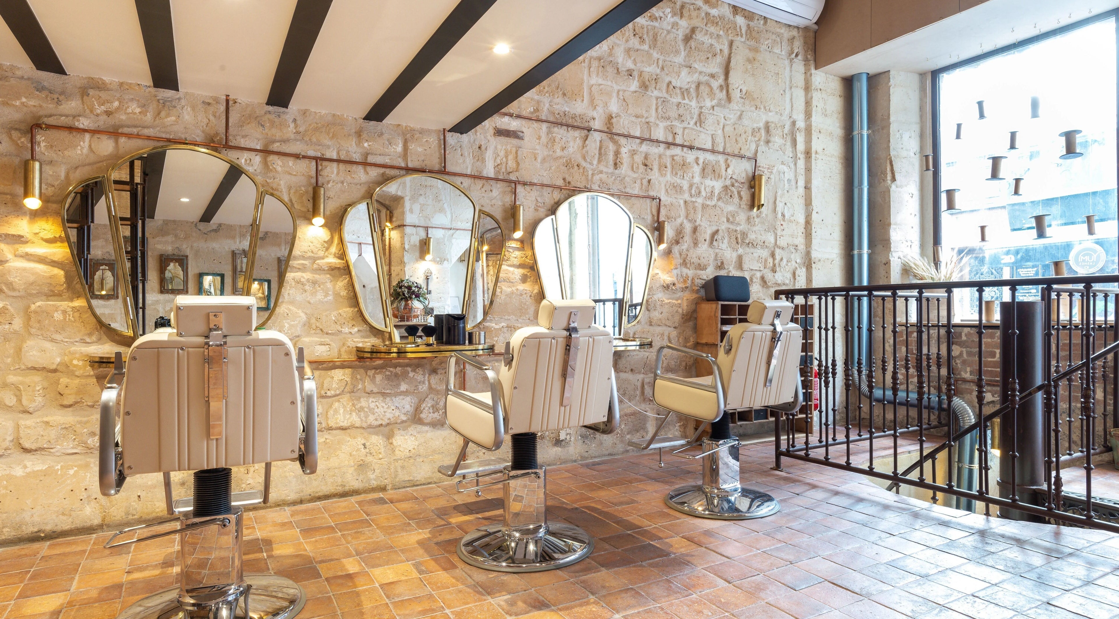 Intérieur élégant chez Fil'me in - Tiquetonne à Paris, Île-de-France, FR avec fauteuils et miroirs raffinés.