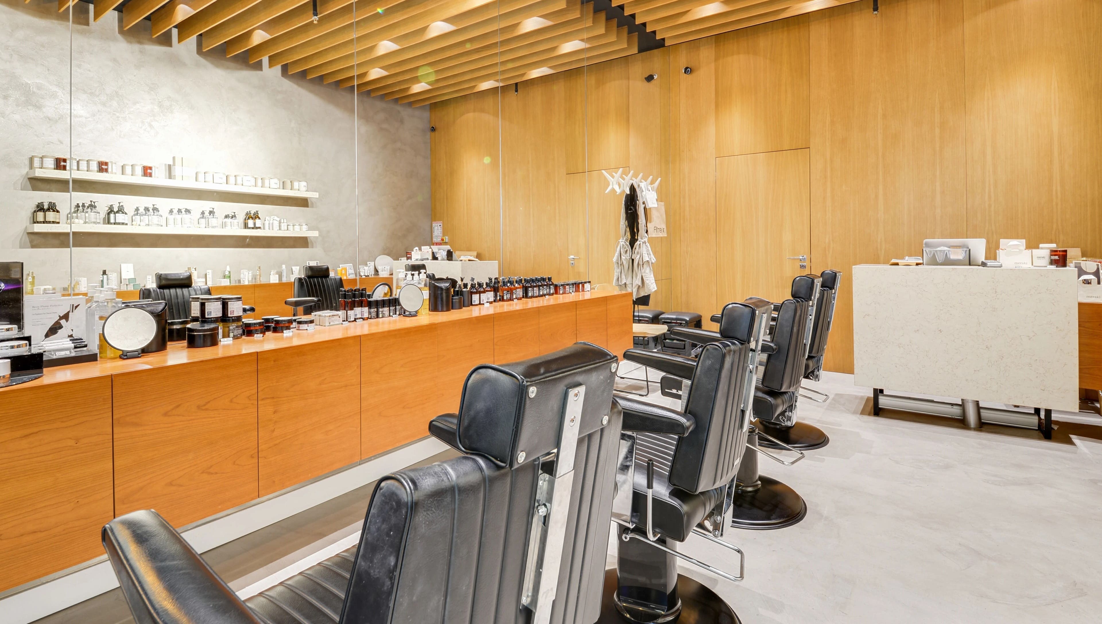 Intérieur élégant du salon Fil'me in - So Ouest à Levallois-Perret, Île-de-France, FR.