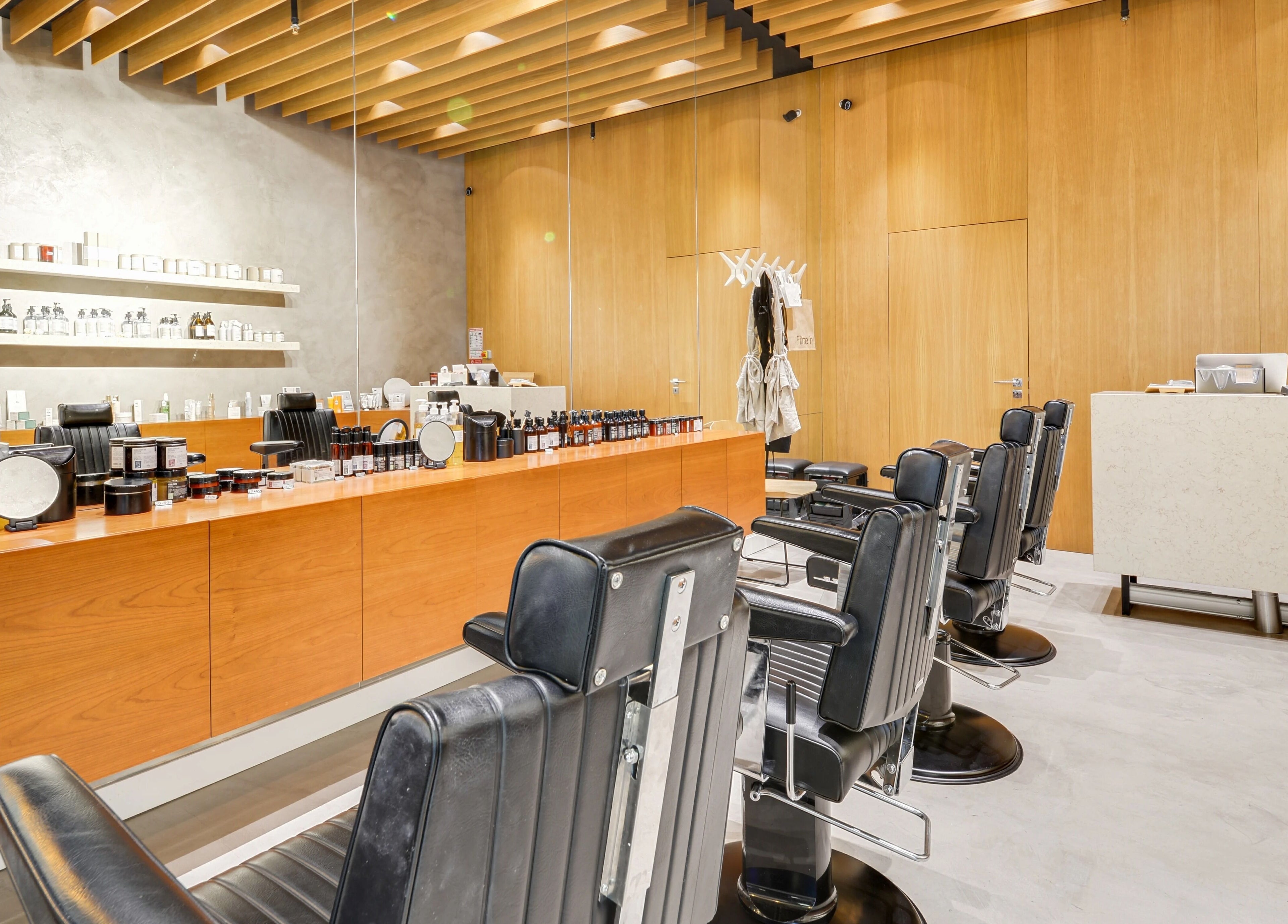 Intérieur élégant du salon Fil'me in - So Ouest à Levallois-Perret, Île-de-France, FR.