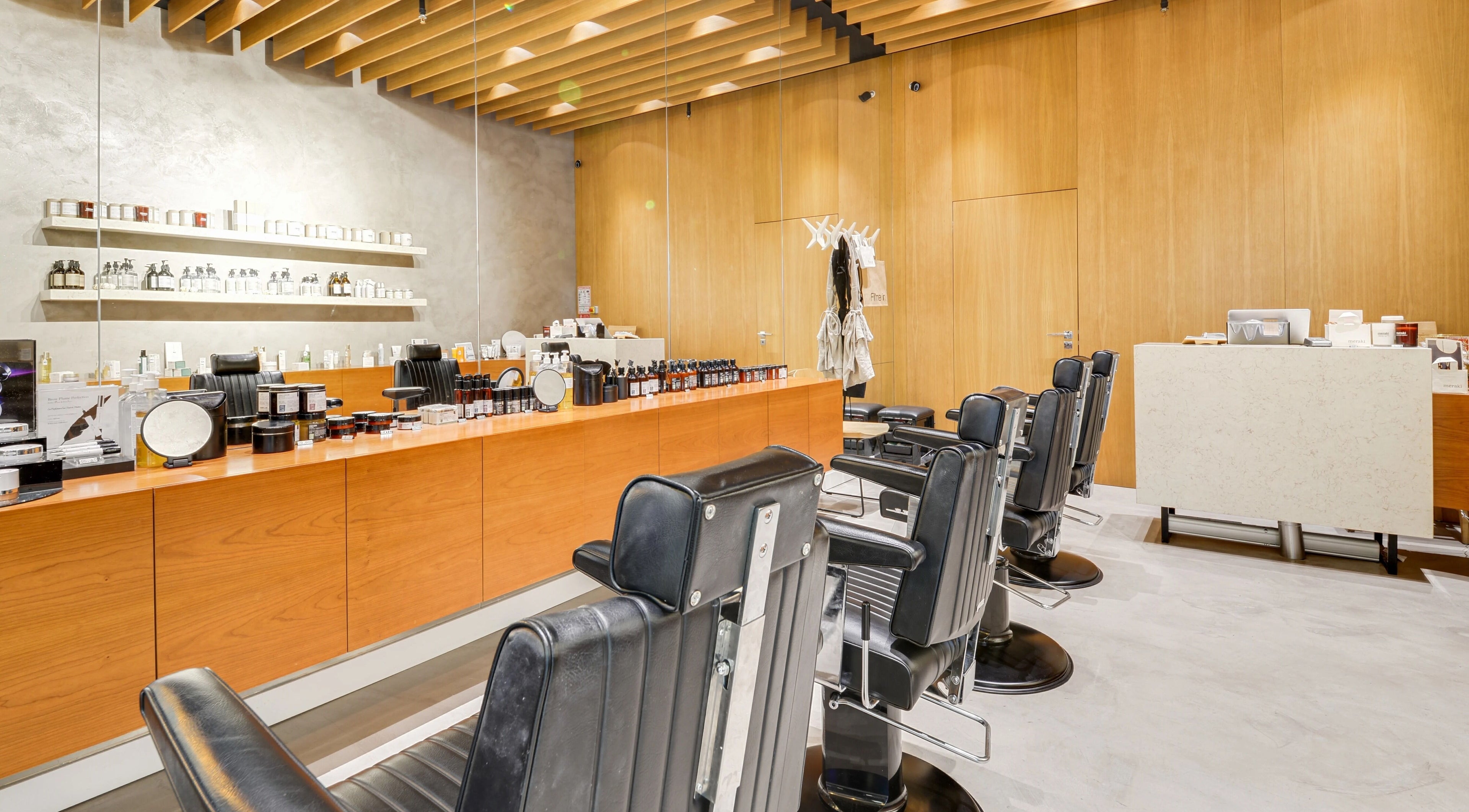 Intérieur élégant du salon Fil'me in - So Ouest à Levallois-Perret, Île-de-France, FR.