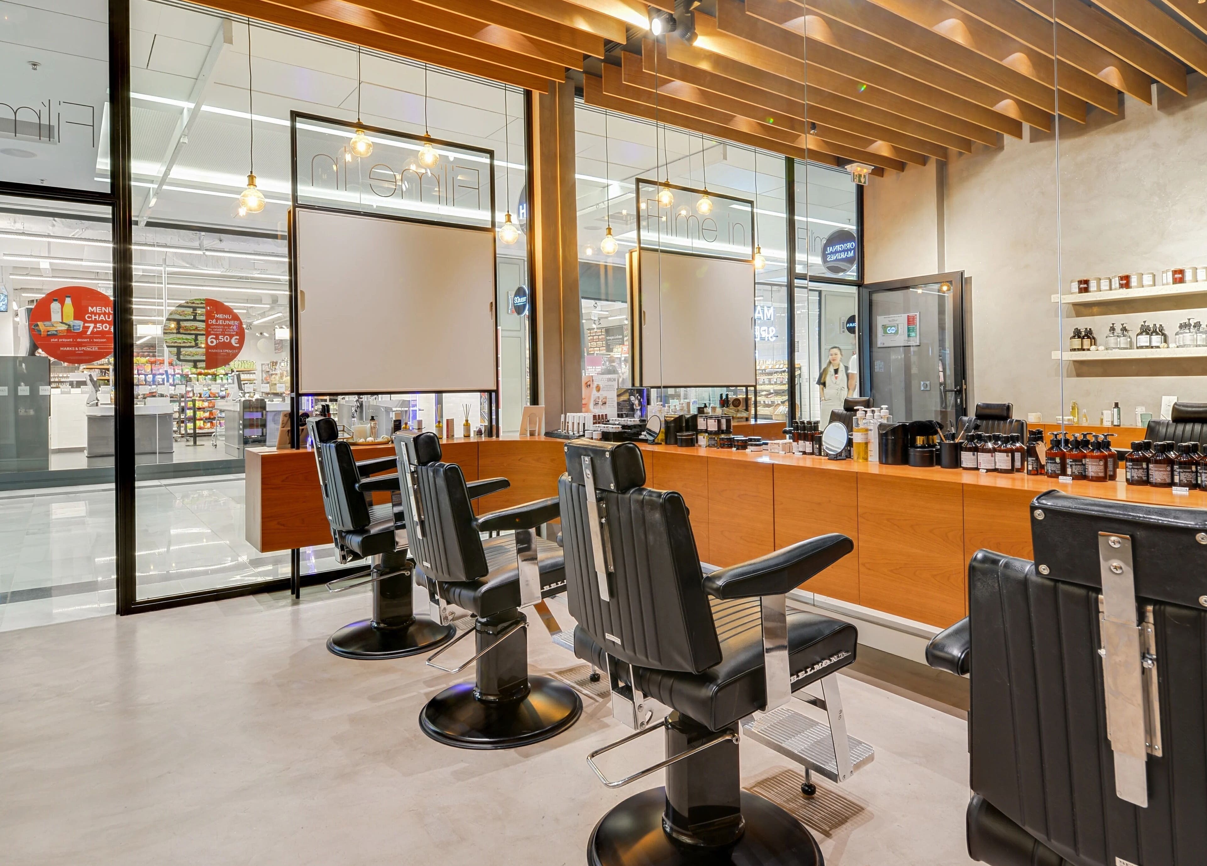 Intérieur moderne de Fil'me in - So Ouest à Levallois-Perret, Île-de-France, FR avec des fauteuils et miroirs stylés.