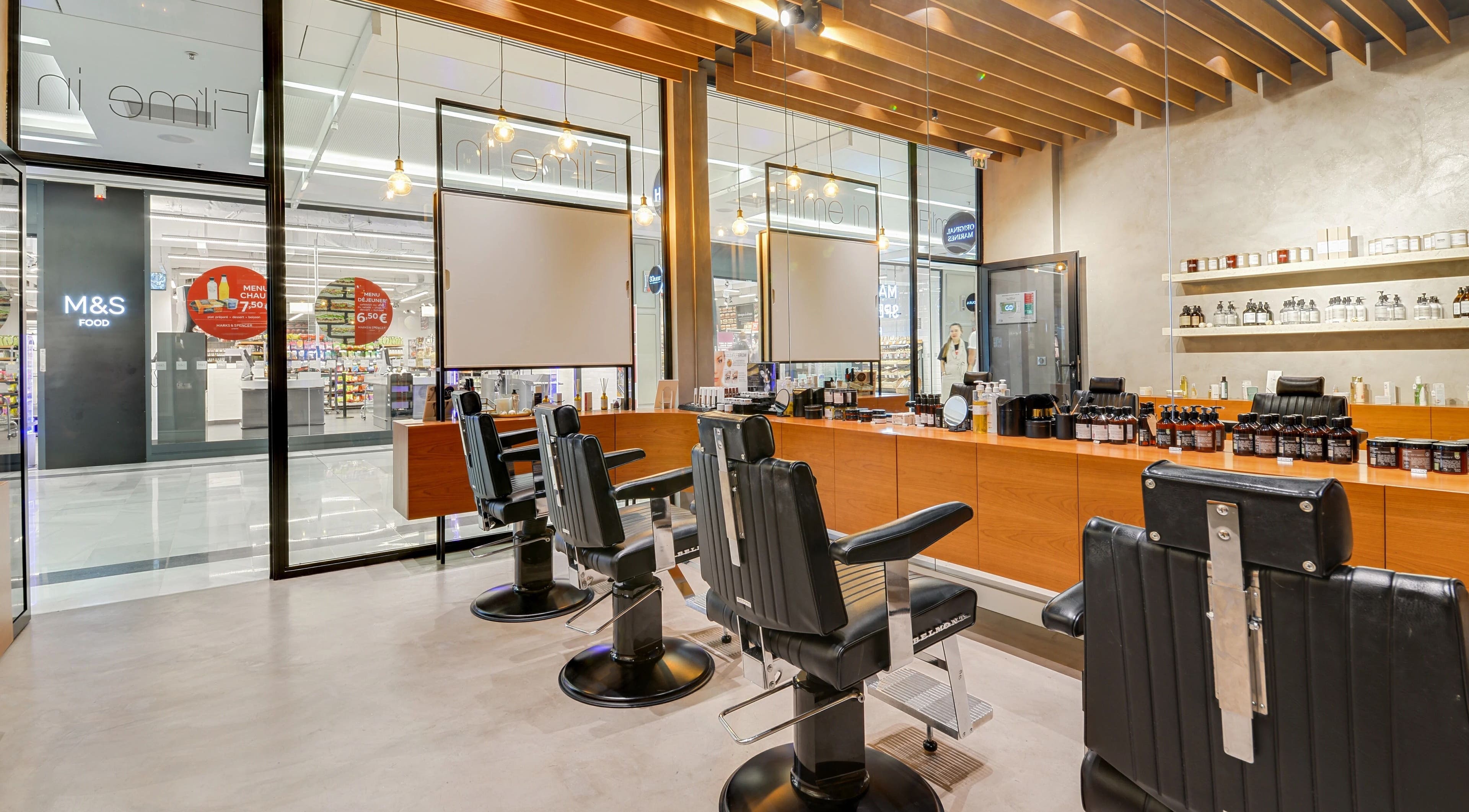 Intérieur moderne de Fil'me in - So Ouest à Levallois-Perret, Île-de-France, FR avec des fauteuils et miroirs stylés.