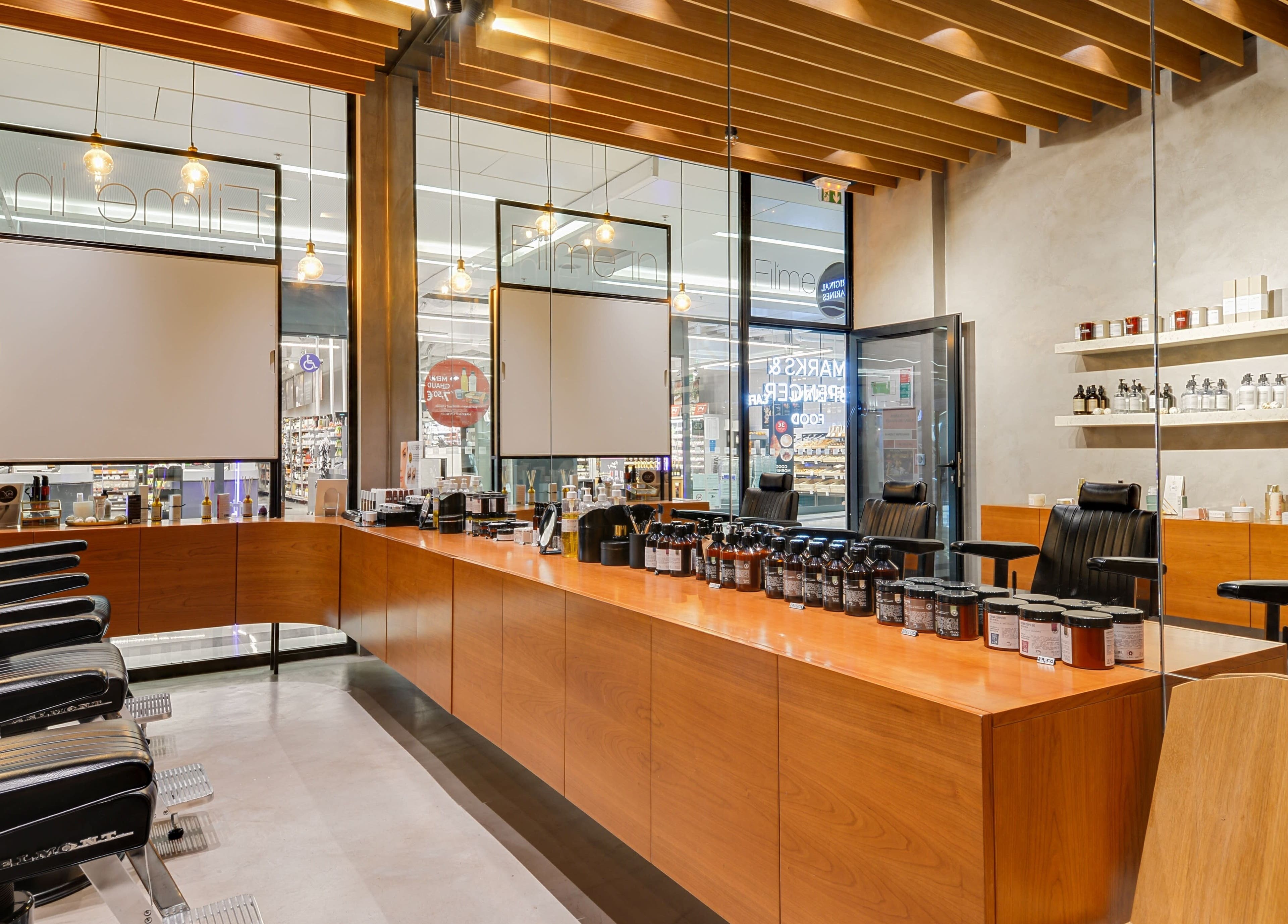 Intérieur moderne du salon Fil'me in - So Ouest à Levallois-perret, Île-de-france, FR, avec sièges élégants.