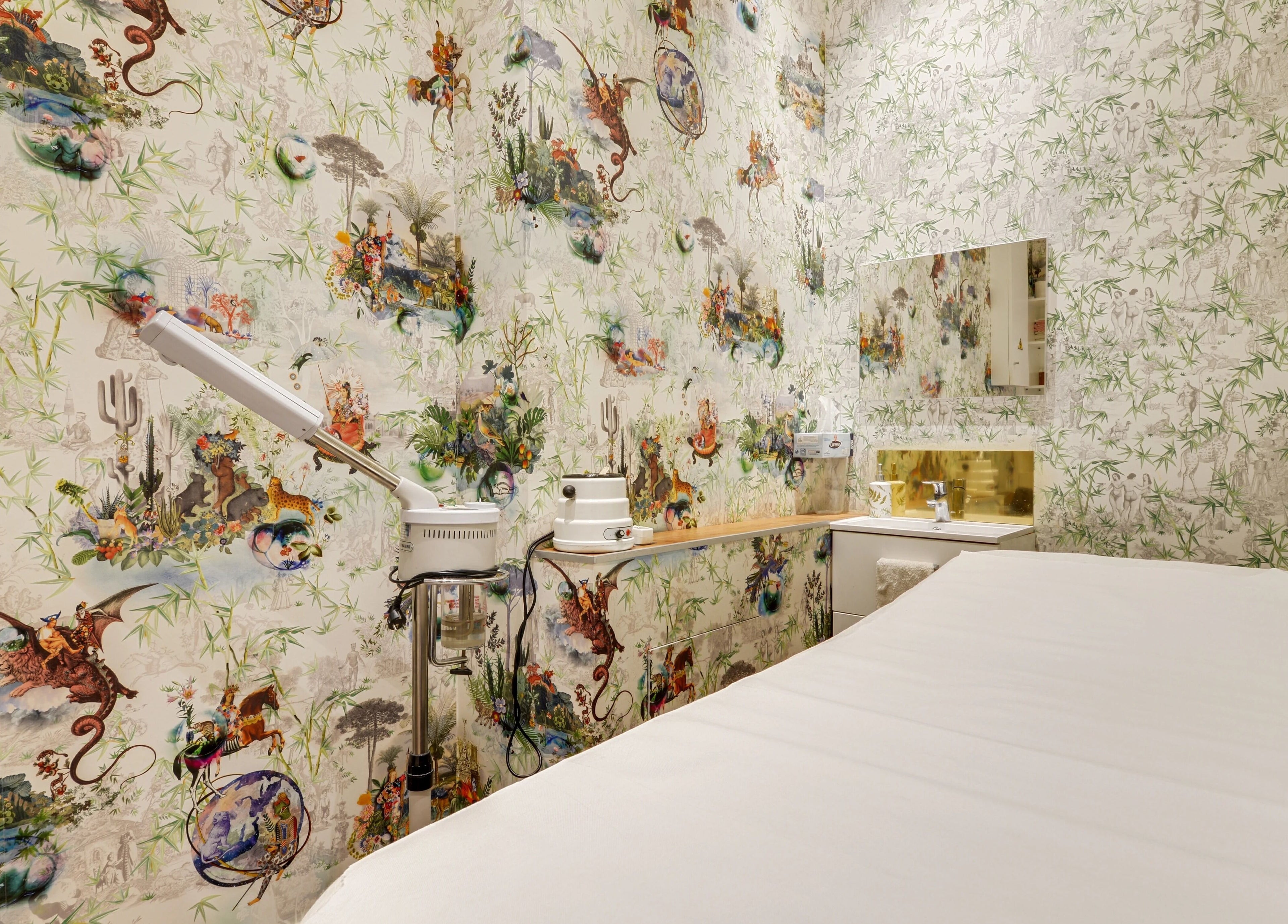 Salle de soins avec décor exotique au Fil'me in - So Ouest à Levallois-Perret, Île-de-France, FR.