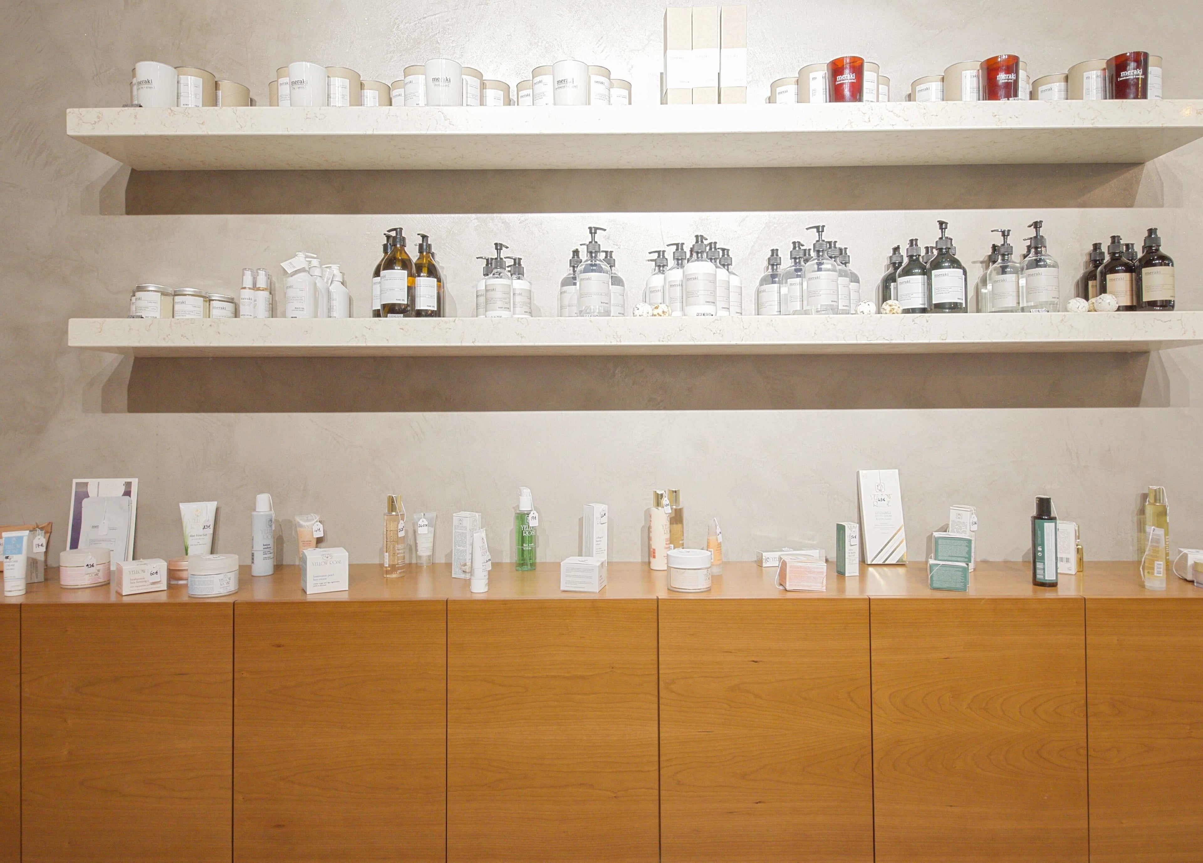 Produits de beauté sur étagères à Fil'me in - So Ouest, Levallois-perret, Île-de-france, FR.