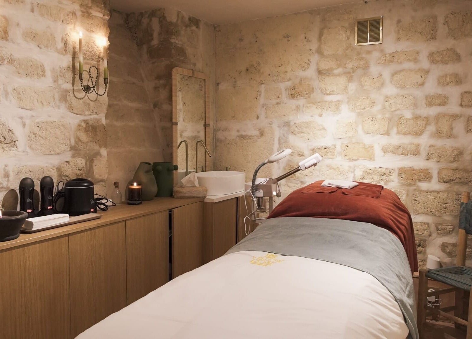 Salle de soins relaxante à Fil'me in - Beaurepaire, Paris, Île-de-france, FR avec décoration élégante.