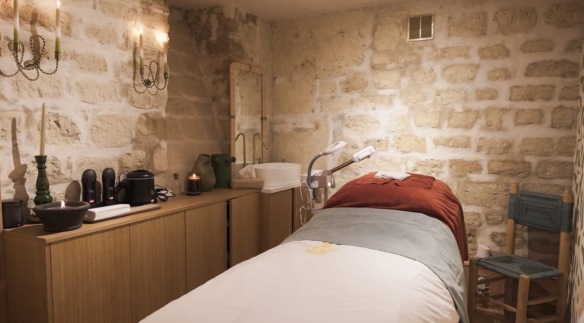 Salle de soins relaxante à Fil'me in - Beaurepaire, Paris, Île-de-france, FR avec décoration élégante.