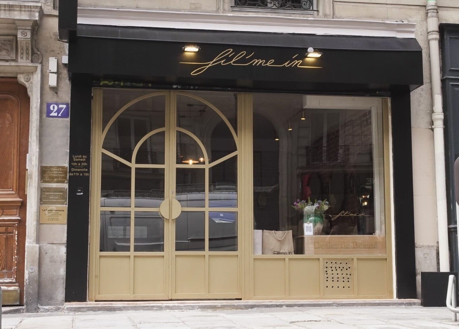 Entrée de Fil'me in - Beaurepaire, Paris, Île-de-france, FR avec ses portes vitrées distinctives.