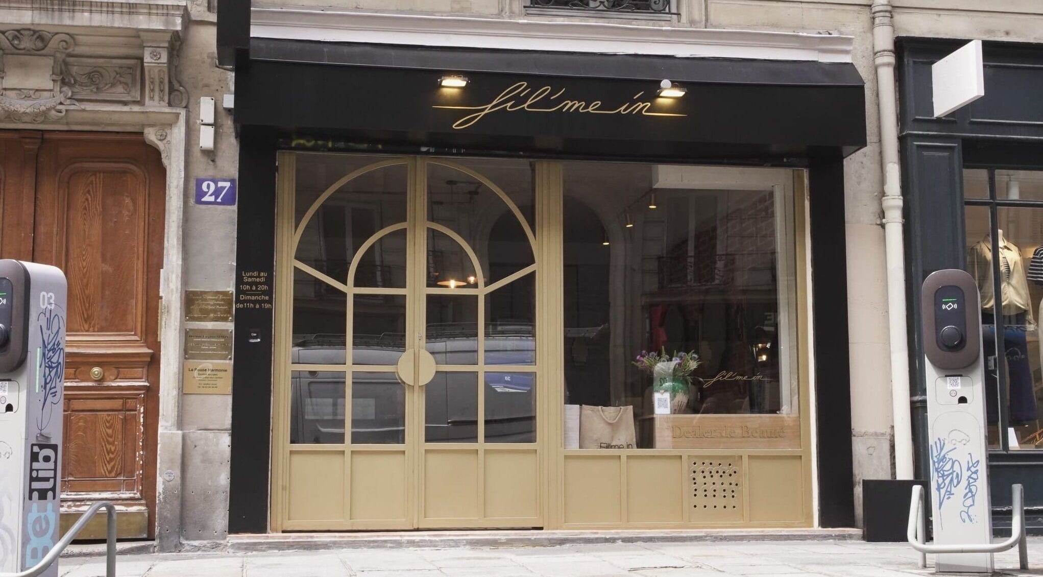 Entrée de Fil'me in - Beaurepaire, Paris, Île-de-france, FR avec ses portes vitrées distinctives.