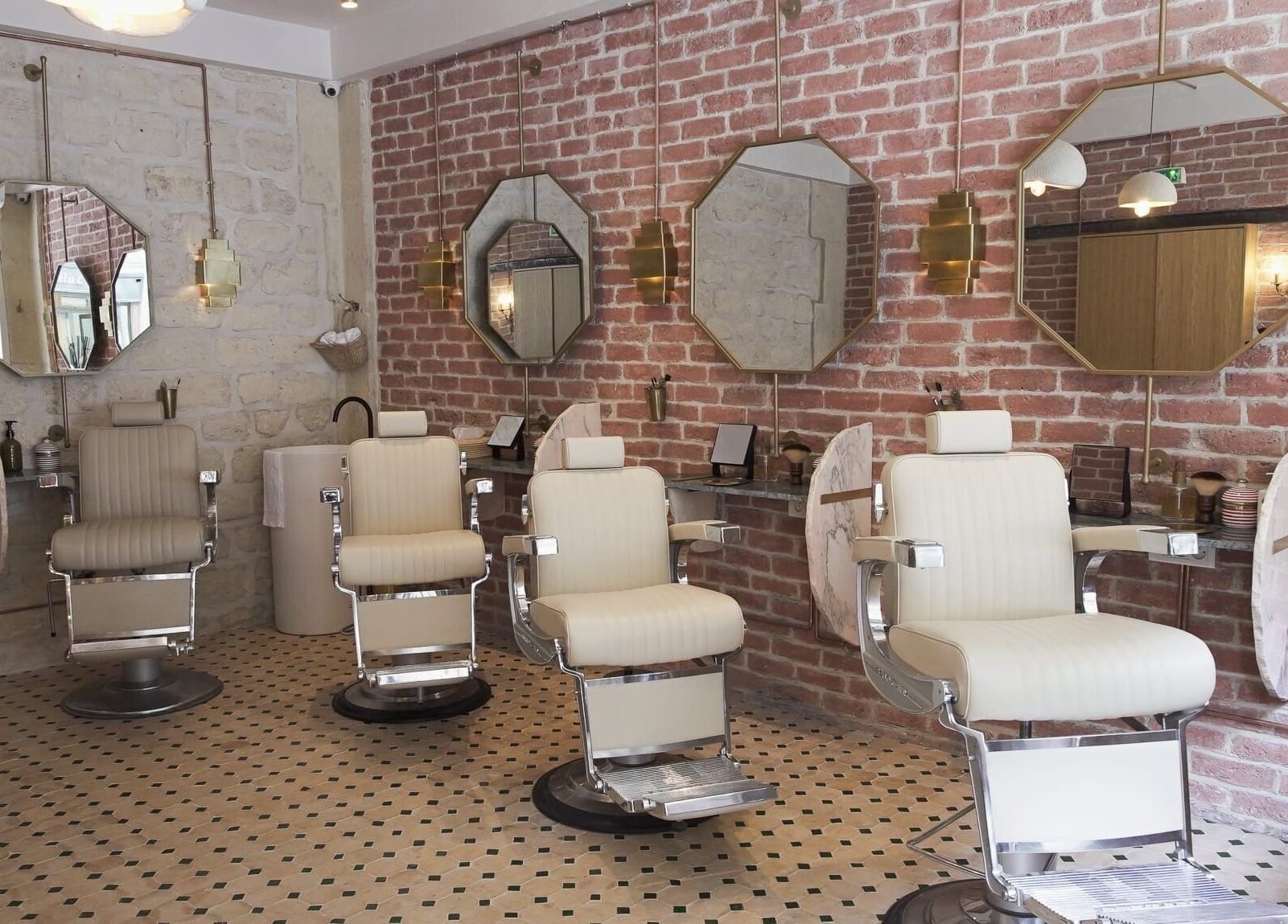 Intérieur chic du salon Fil'me in - Beaurepaire à Paris, Île-de-France, FR avec des fauteuils modernes.