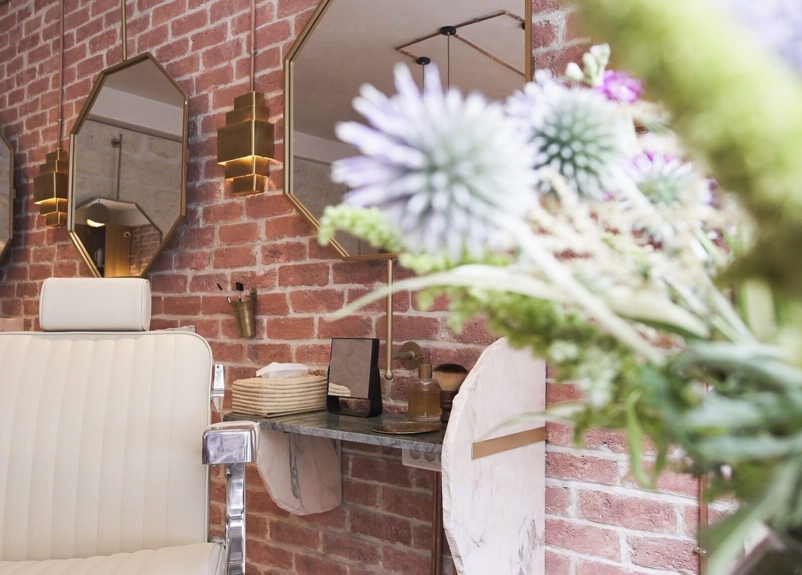Intérieur élégant de Fil'me in - Beaurepaire à Paris, Île-de-France, FR, avec briques apparentes et miroir design.
