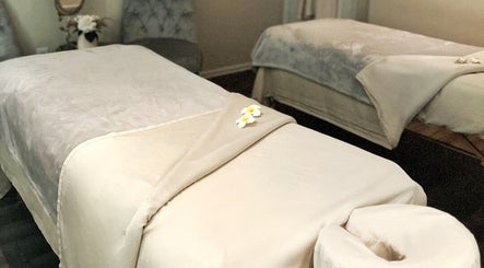 Relaxing massage tables with flowers at Mantra Thai Massage & Spa in Vienna, Virginia, US.