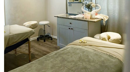 Peaceful massage room at Mantra Thai Massage & Spa in Vienna, Virginia, US, offering relaxation and comfort.