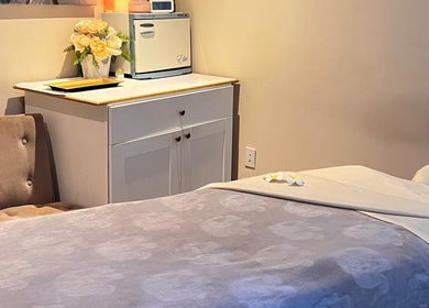 Tranquil massage room at Mantra Thai Massage & Spa, Vienna, Virginia, US with cozy decor and elegant flowers.
