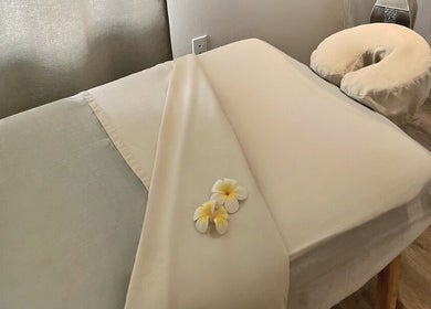 Relaxing massage bed at Mantra Thai Massage & Spa, Vienna, Virginia, US, with soft linens and flowers.